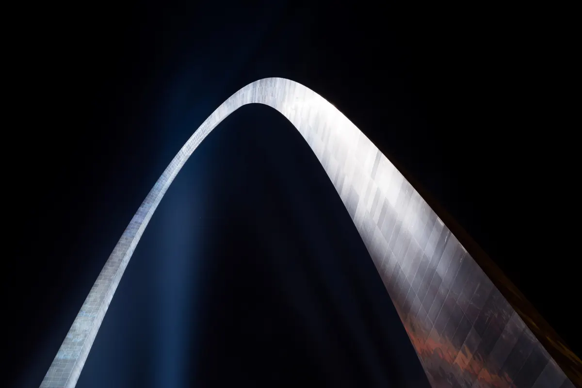 The night sky above Gateway Arch National Park